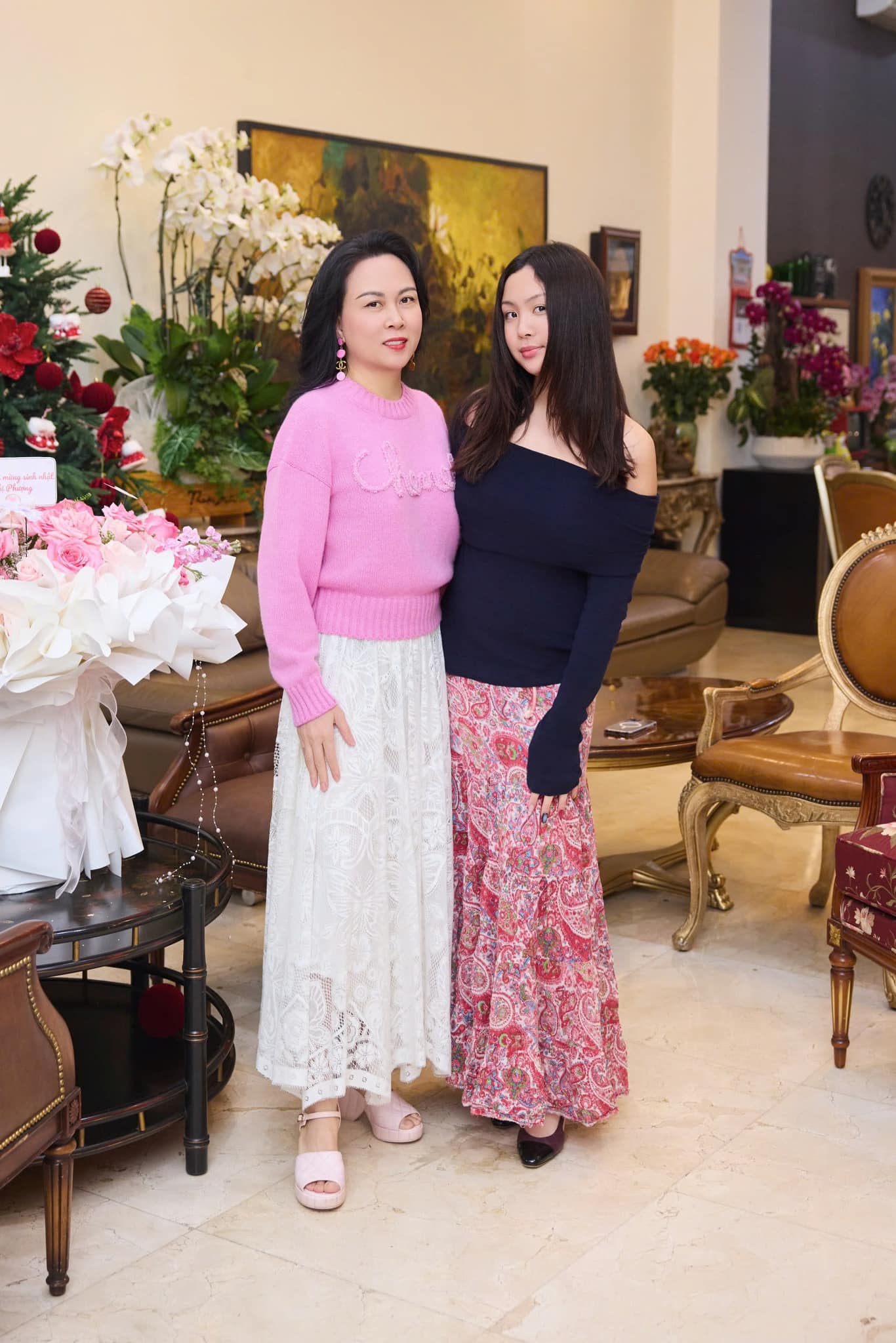 3 &aacute;i nữ nh&agrave; Phượng Chanel: Nhan sắc hai con g&aacute;i lớn g&acirc;y bất ngờ, nh&oacute;c tỳ &uacute;t được thừa hưởng điều n&agrave;y từ Qu&aacute;ch Ngọc Ngoan- Ảnh 4.