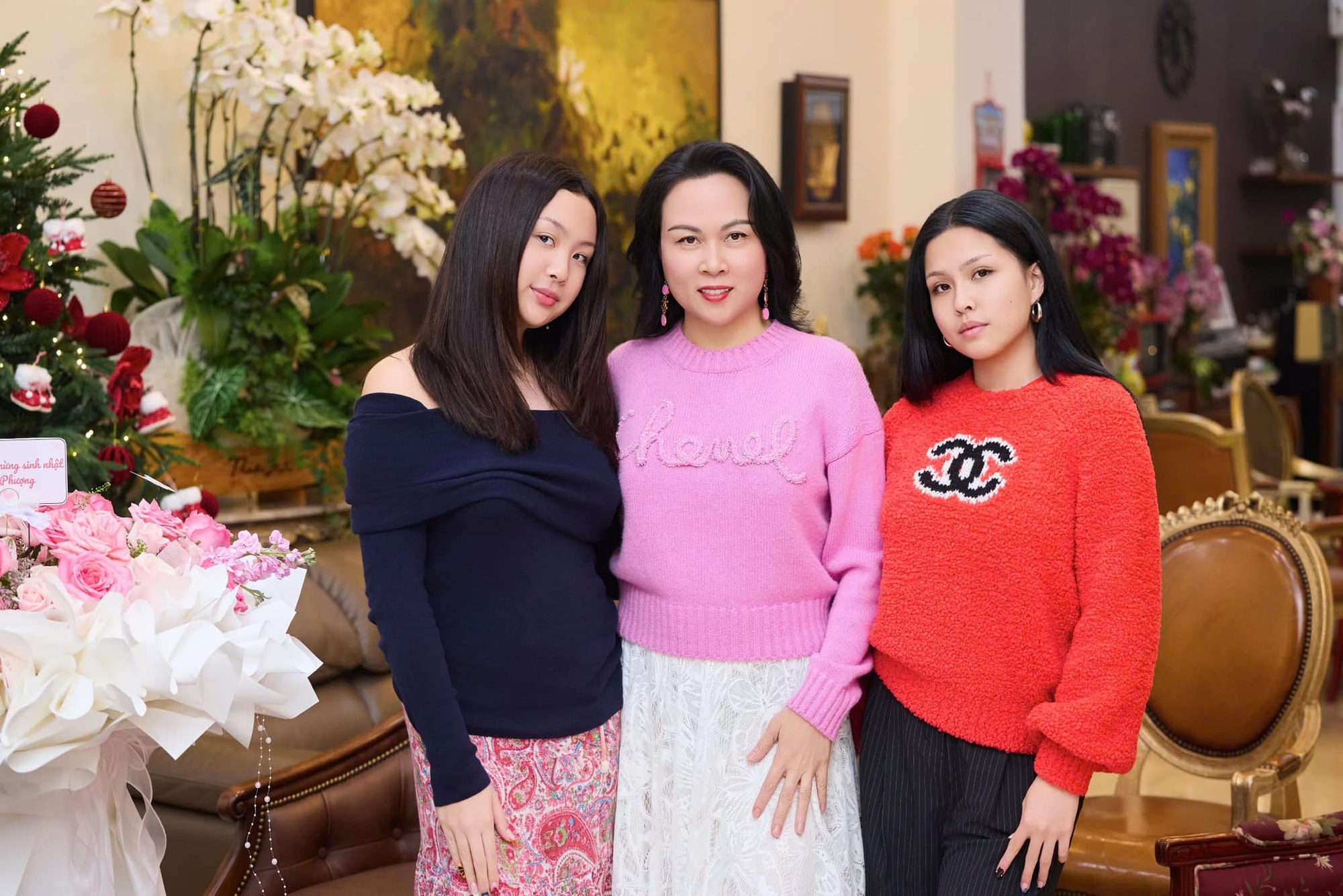 3 &aacute;i nữ nh&agrave; Phượng Chanel: Nhan sắc hai con g&aacute;i lớn g&acirc;y bất ngờ, nh&oacute;c tỳ &uacute;t được thừa hưởng điều n&agrave;y từ Qu&aacute;ch Ngọc Ngoan- Ảnh 3.