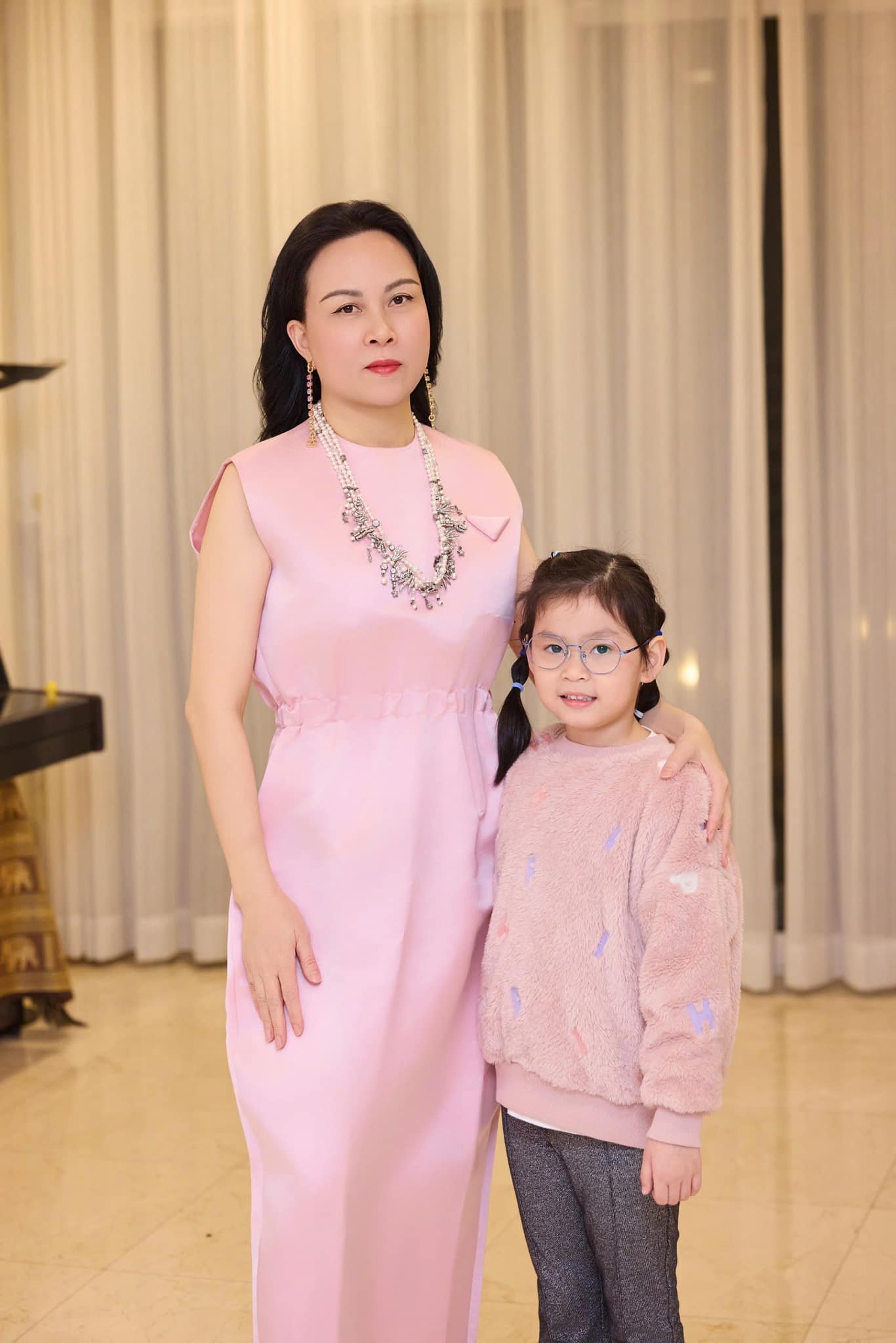 3 &aacute;i nữ nh&agrave; Phượng Chanel: Nhan sắc hai con g&aacute;i lớn g&acirc;y bất ngờ, nh&oacute;c tỳ &uacute;t được thừa hưởng điều n&agrave;y từ Qu&aacute;ch Ngọc Ngoan- Ảnh 5.