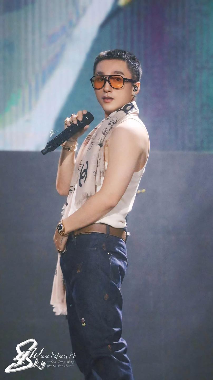 Sơn T&ugrave;ng lại &ldquo;chi&ecirc;u tr&ograve;&rdquo; v&agrave;o đ&ecirc;m giao thừa: Lần thứ 3 cho fan &ldquo;leo c&acirc;y&rdquo; nhưng vẫn chốt 1 c&acirc;u 