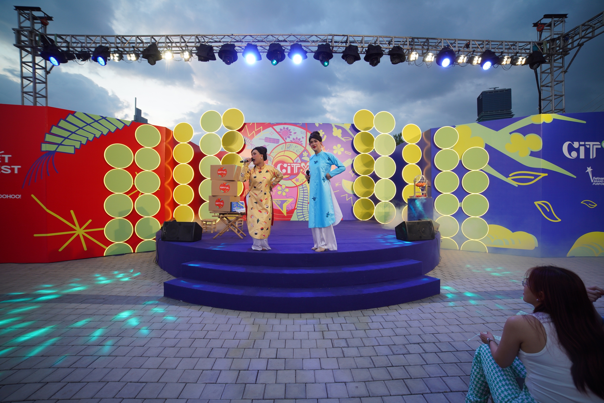 Tr&ograve; chơi d&acirc;n gian v&agrave; ẩm thực đường phố 