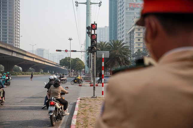 Nhiều tài xế vượt đèn đỏ, đi ngược chiều 'hốt hoảng' khi được CSGT thông báo mức phạt tiền- Ảnh 4. Nhiều tài xế vượt đèn đỏ, đi ngược chiều 'hốt hoảng' khi được CSGT thông báo mức phạt tiền- Ảnh 4.