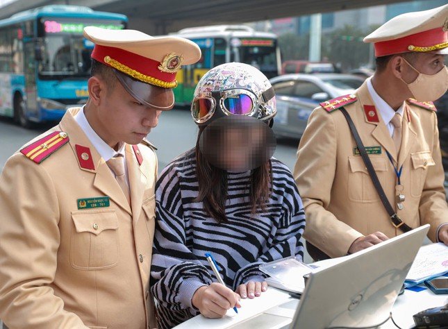 Nhiều tài xế vượt đèn đỏ, đi ngược chiều 'hốt hoảng' khi được CSGT thông báo mức phạt tiền- Ảnh 2. Nhiều tài xế vượt đèn đỏ, đi ngược chiều 'hốt hoảng' khi được CSGT thông báo mức phạt tiền- Ảnh 2.