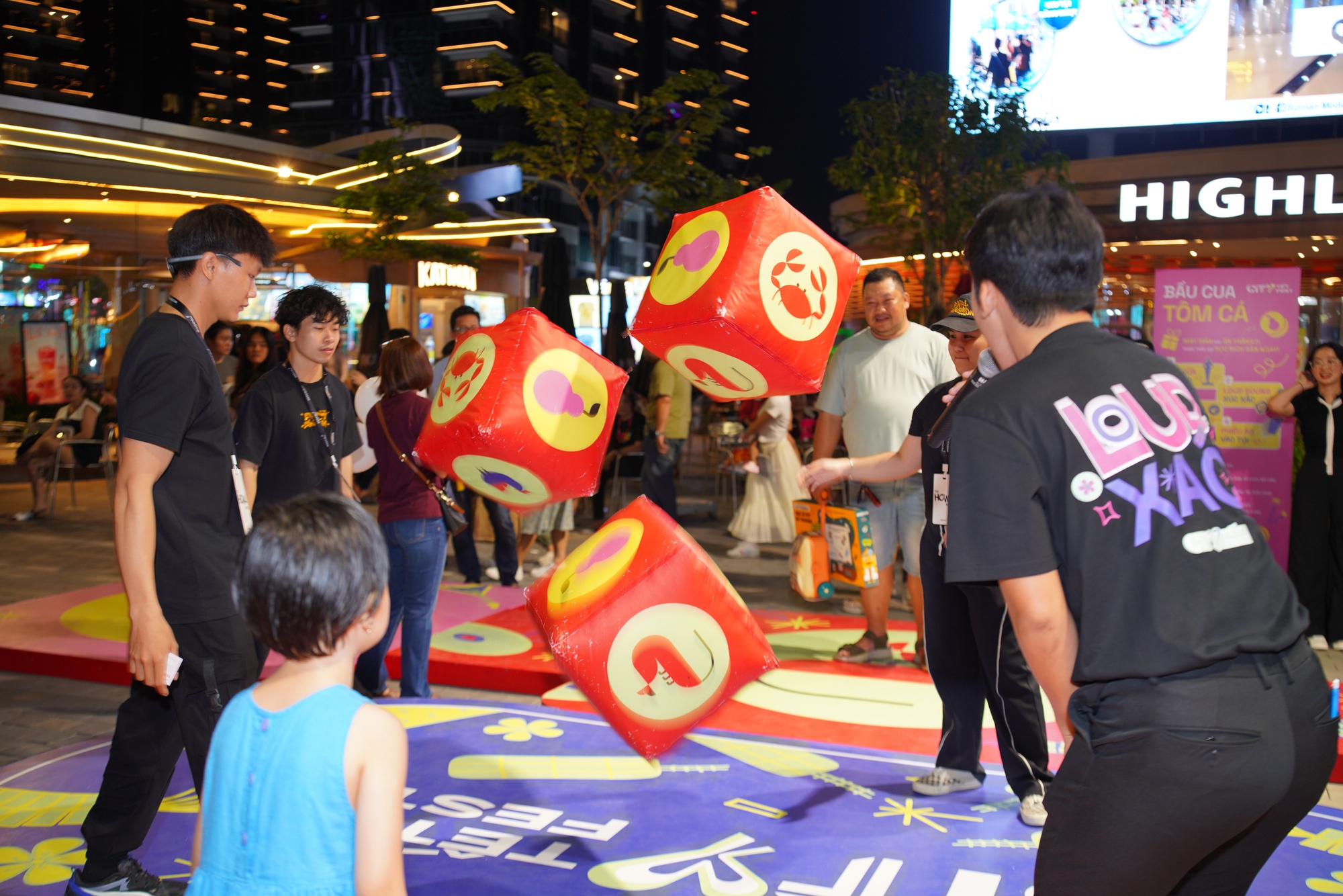 Tr&ograve; chơi d&acirc;n gian v&agrave; ẩm thực đường phố 