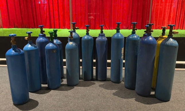 Phát hiện nhiều nam nữ hít bóng cười, sử dụng ma túy ở quán bar- Ảnh 3.