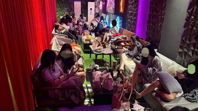 Phát hiện nhiều nam nữ hít bóng cười, sử dụng ma túy ở quán bar- Ảnh 4.