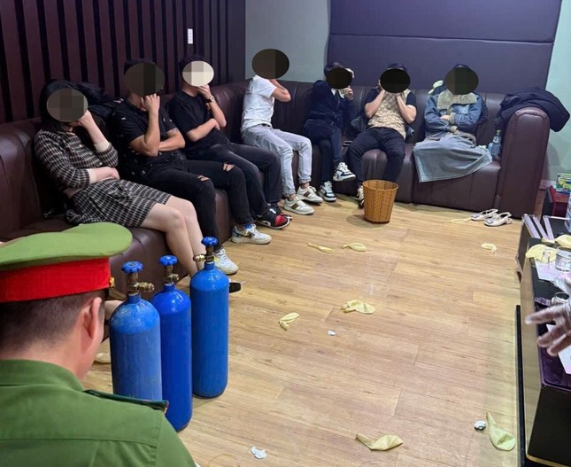 Phát hiện nhiều nam nữ hít bóng cười, sử dụng ma túy ở quán bar- Ảnh 2.