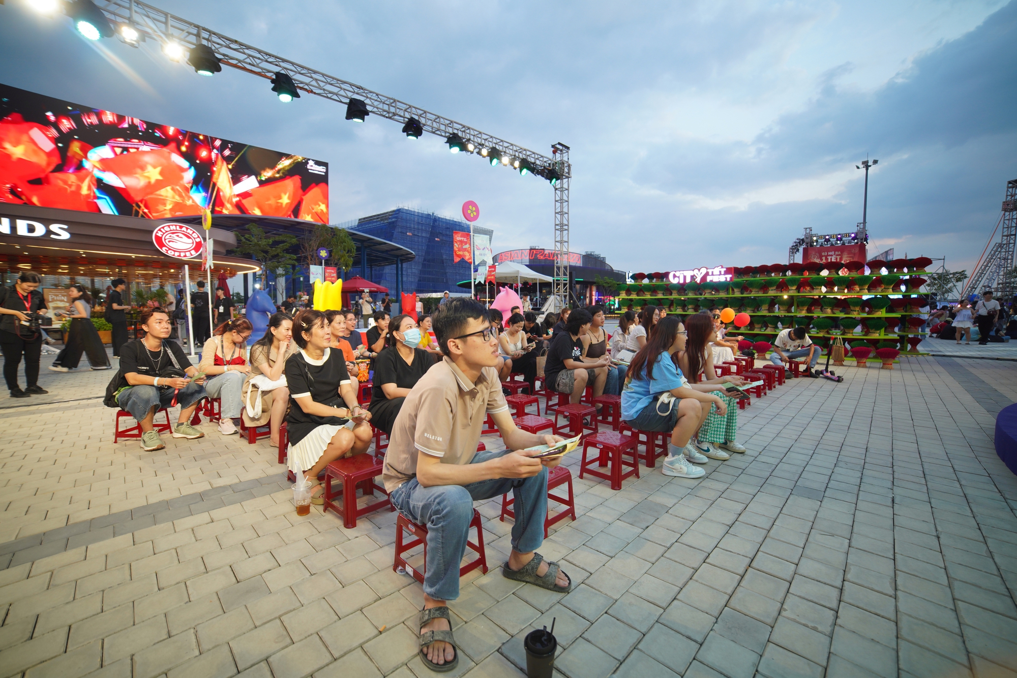 Tr&ograve; chơi d&acirc;n gian v&agrave; ẩm thực đường phố 