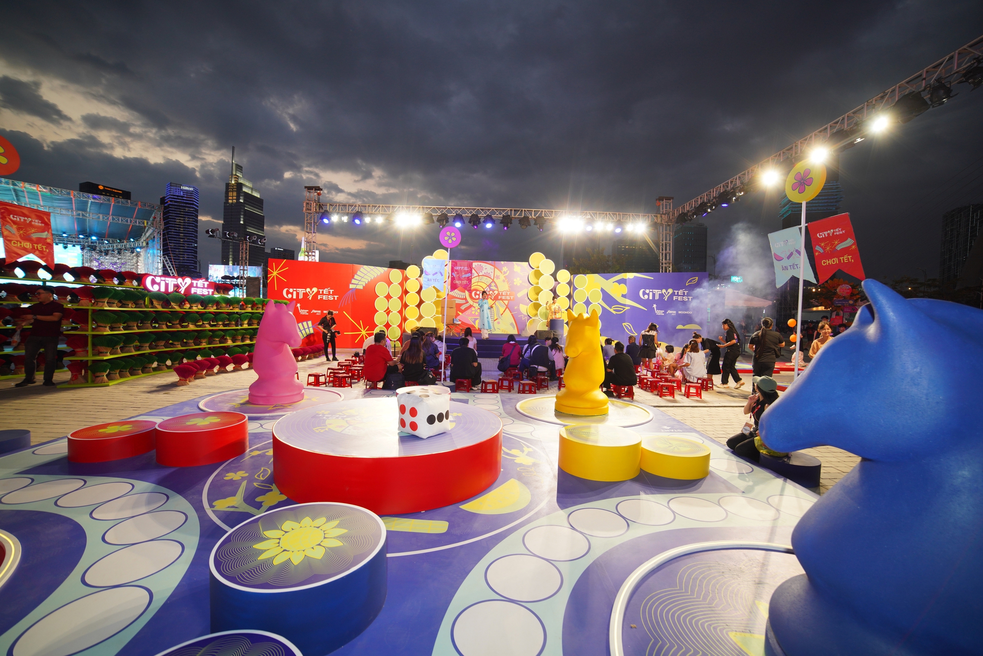 Tr&ograve; chơi d&acirc;n gian v&agrave; ẩm thực đường phố 