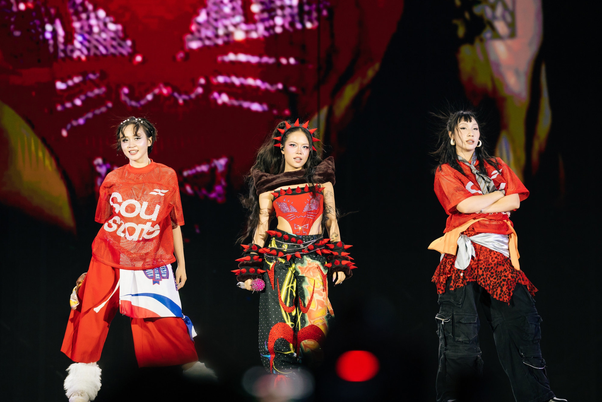 Xứng danh "nữ hoàng feat dạo": tlinh diễn cùng ai cũng "slay" hết nấc, chiếm trọn spotlight!- Ảnh 14.