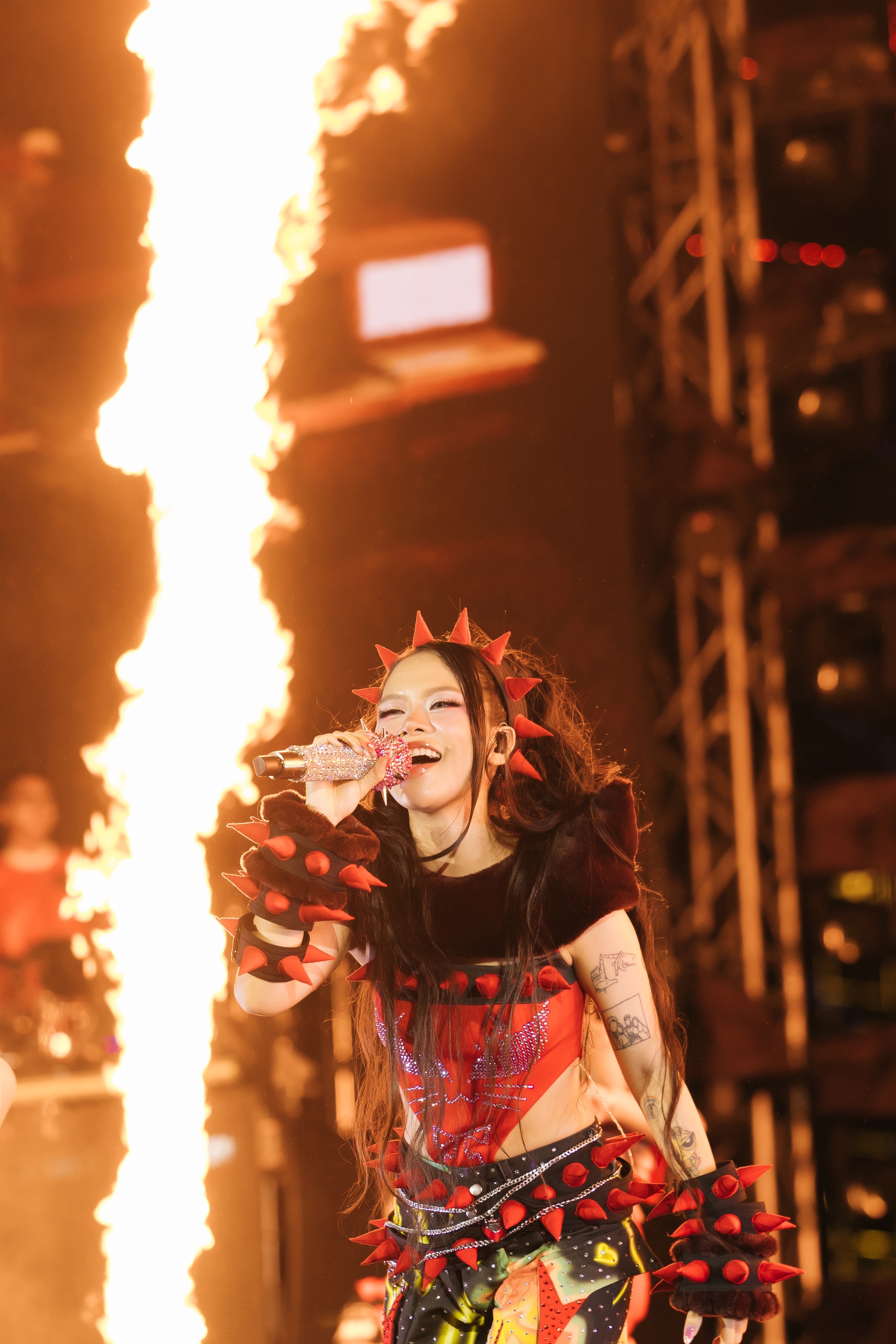 Xứng danh "nữ hoàng feat dạo": tlinh diễn cùng ai cũng "slay" hết nấc, chiếm trọn spotlight!- Ảnh 11.