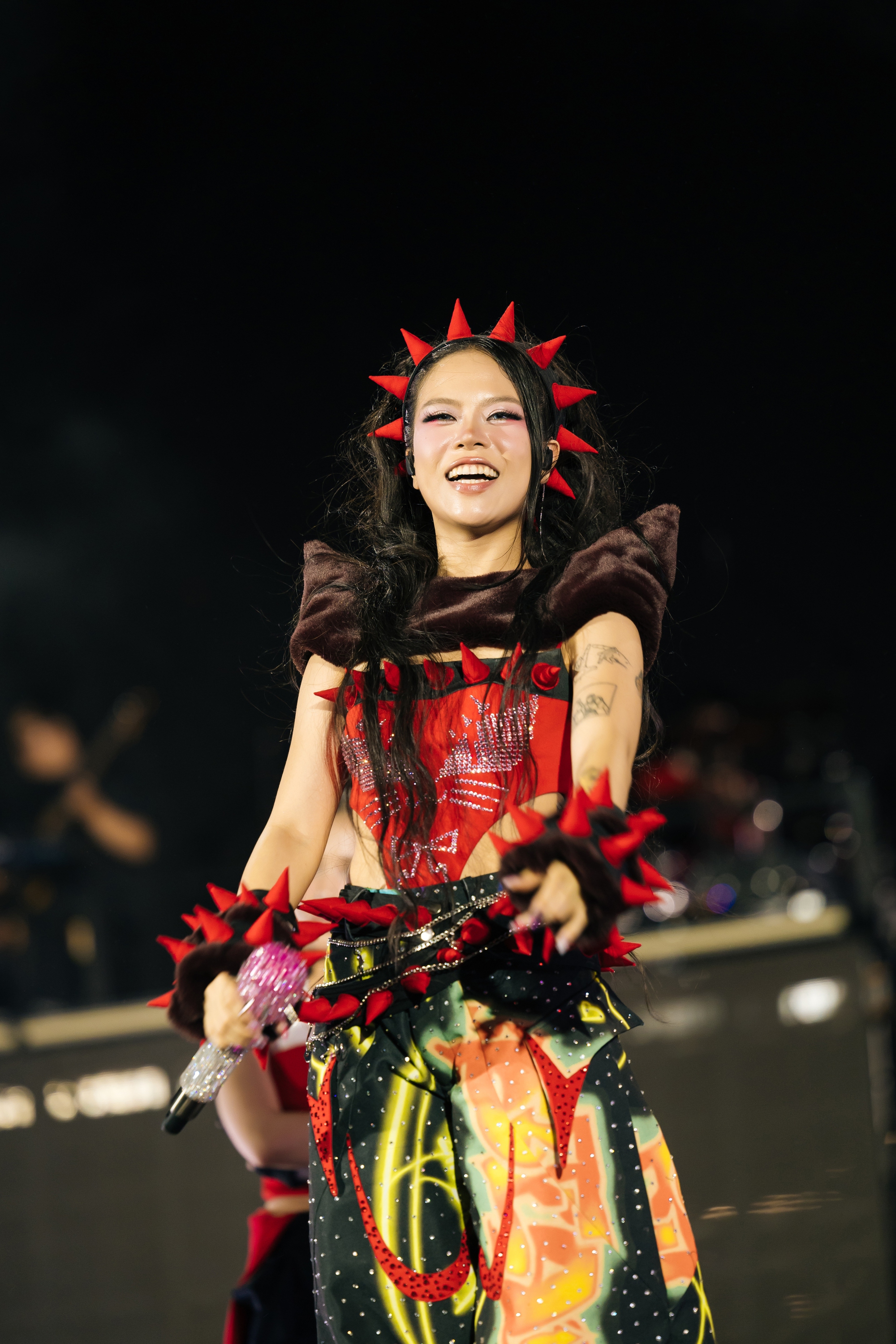 Xứng danh "nữ hoàng feat dạo": tlinh diễn cùng ai cũng "slay" hết nấc, chiếm trọn spotlight!- Ảnh 2.