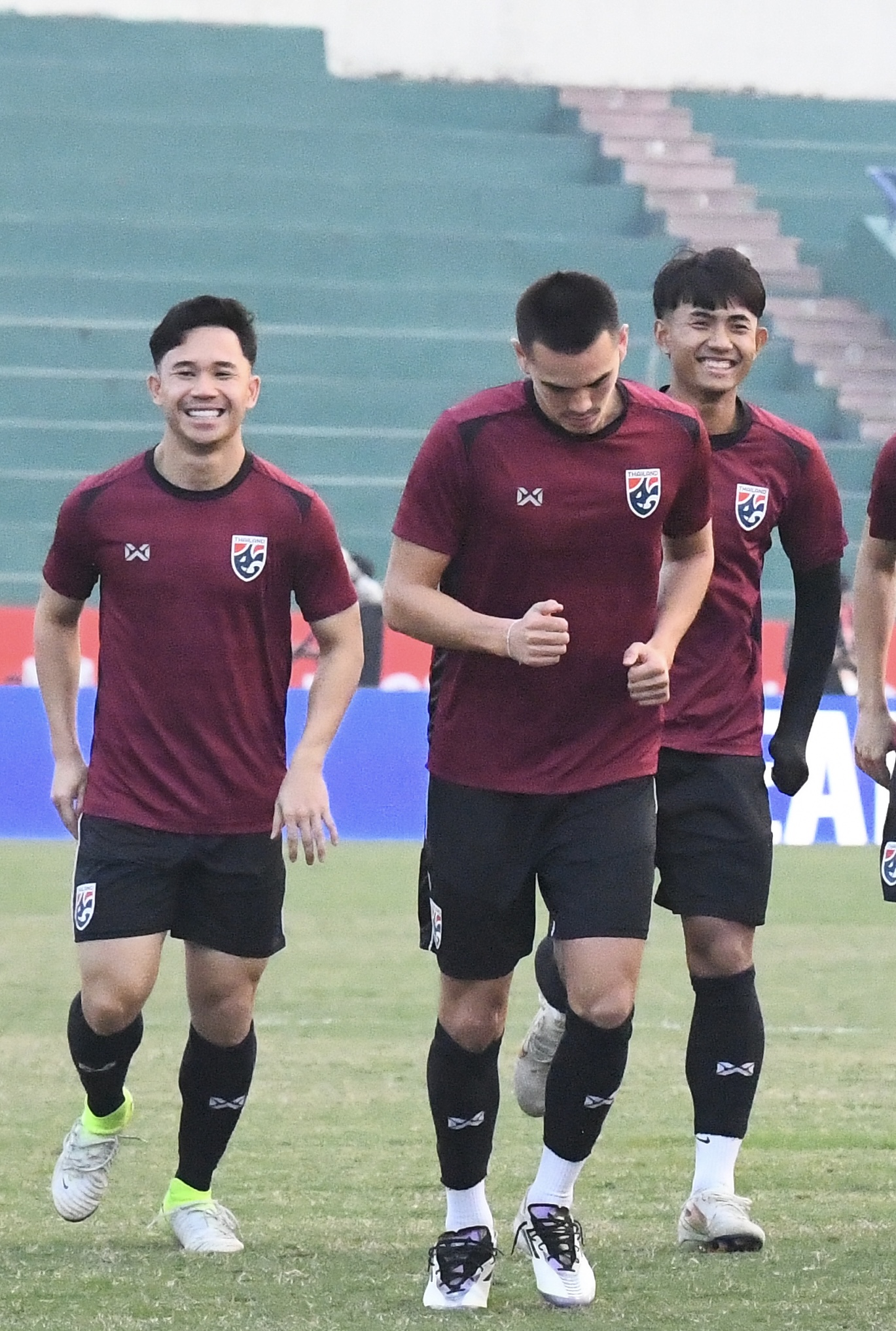 Ngôi sao số 1 của ĐT Thái Lan tươi rói xuất hiện sau thông tin bị ốm nhập viện, sẵn sàng đấu ĐT Việt Nam- Ảnh 2.