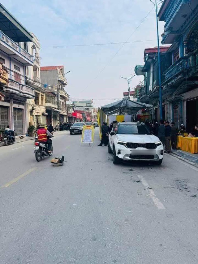 Vụ &ocirc; t&ocirc; lao v&agrave;o đ&aacute;m tang ở Hải Dương: H&eacute; lộ nguy&ecirc;n nh&acirc;n, danh t&iacute;nh t&agrave;i xế- Ảnh 1.
