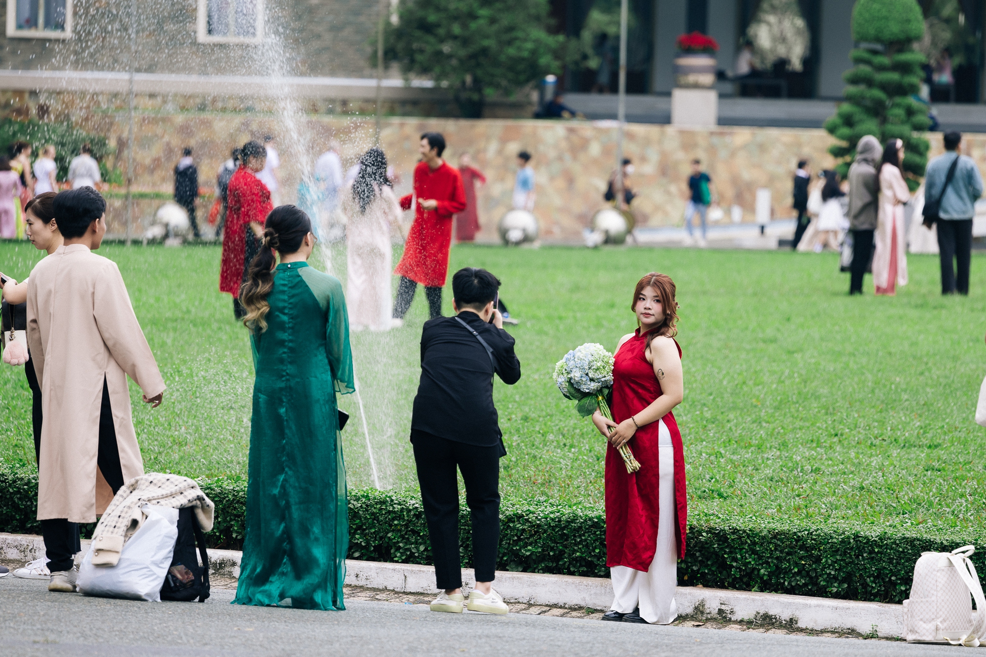 Ngắm TP. HCM ng&agrave;y đầu năm: &Aacute;o d&agrave;i phủ sắc khắp phố, giới trẻ tưng bừng 