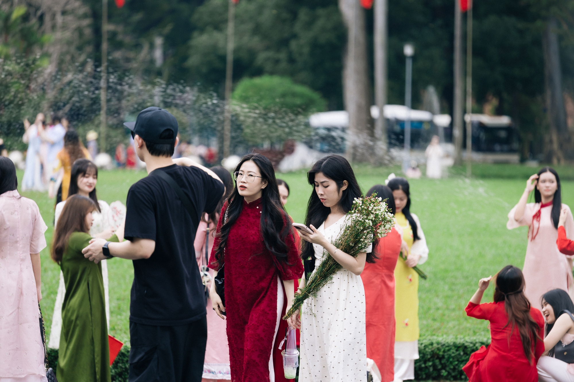 Ngắm TP. HCM ng&agrave;y đầu năm: &Aacute;o d&agrave;i phủ sắc khắp phố, giới trẻ tưng bừng 