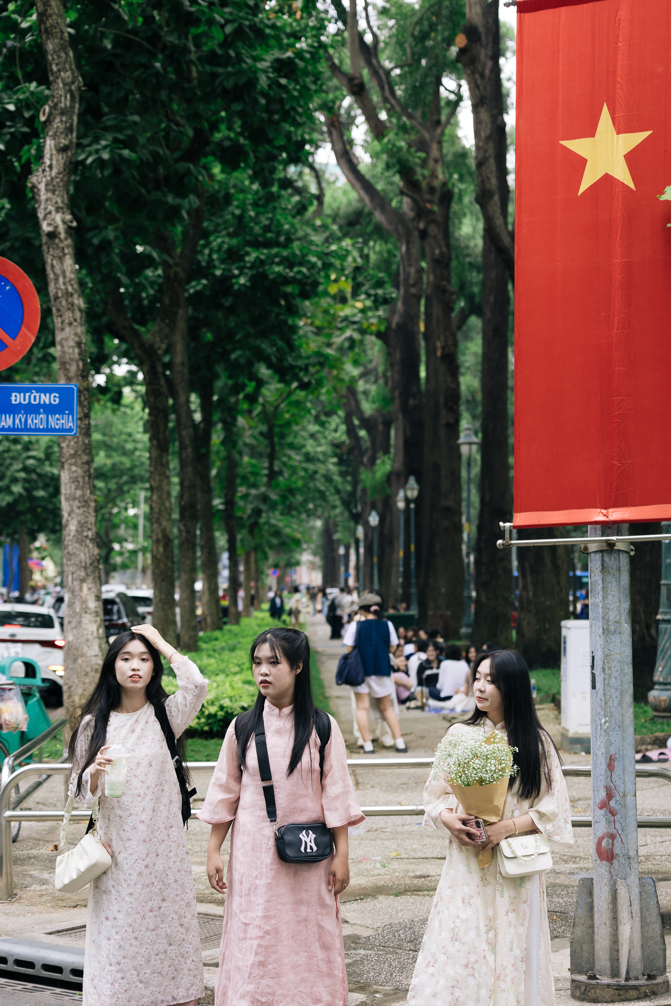 Ngắm TP. HCM ng&agrave;y đầu năm: &Aacute;o d&agrave;i phủ sắc khắp phố, giới trẻ tưng bừng 