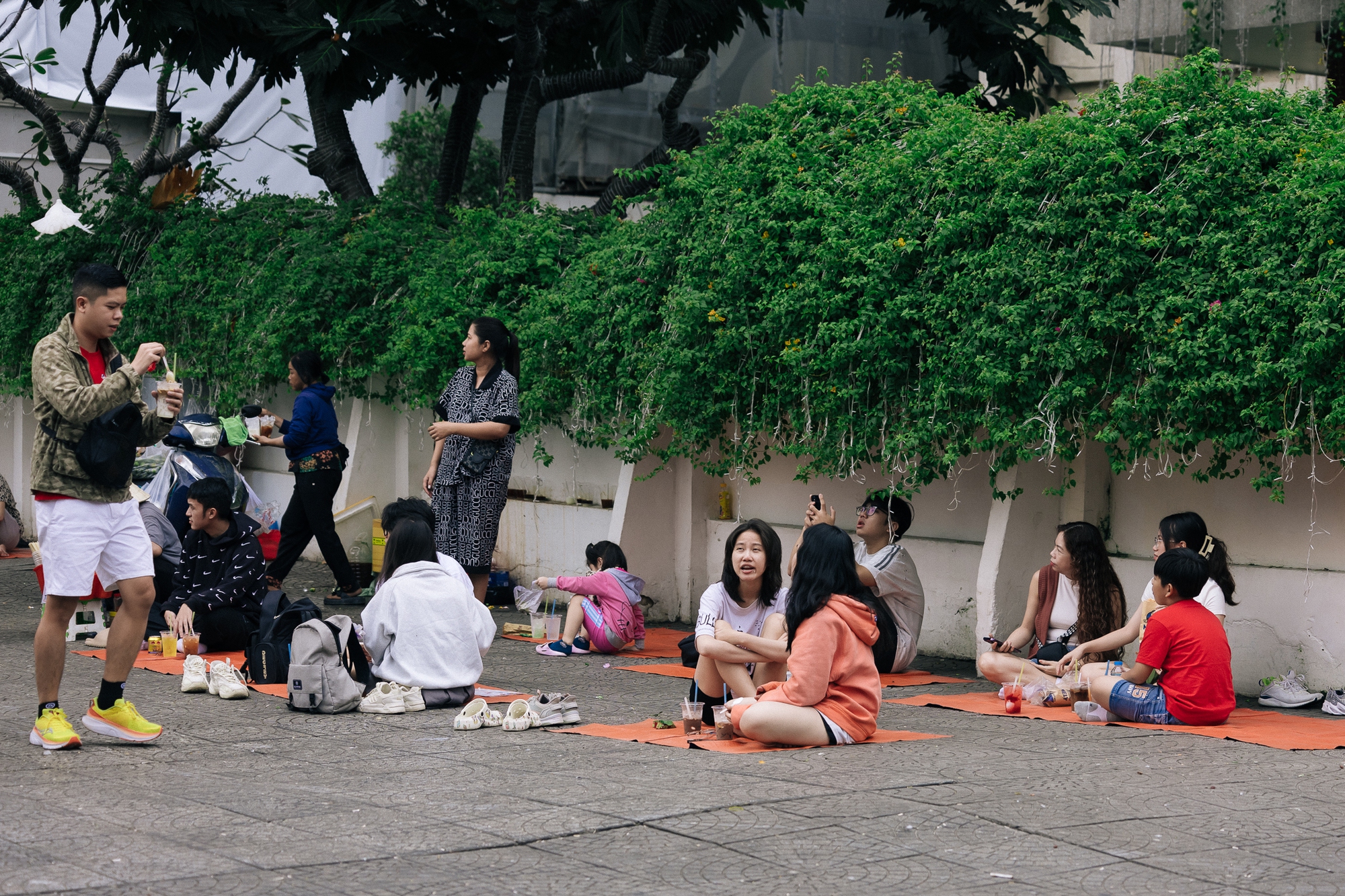 Ngắm TP. HCM ng&agrave;y đầu năm: &Aacute;o d&agrave;i phủ sắc khắp phố, giới trẻ tưng bừng 