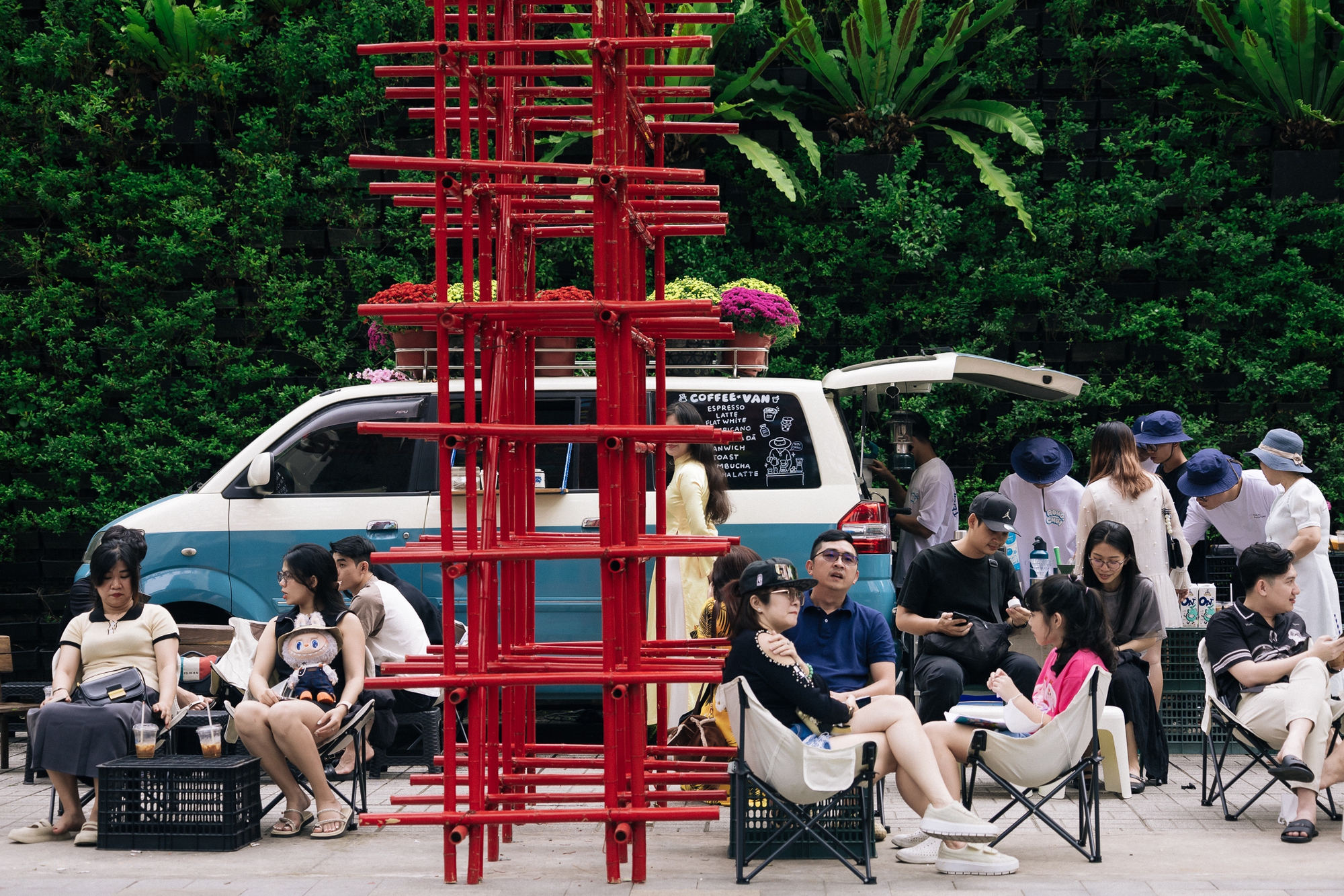 Ngắm TP. HCM ng&agrave;y đầu năm: &Aacute;o d&agrave;i phủ sắc khắp phố, giới trẻ tưng bừng 