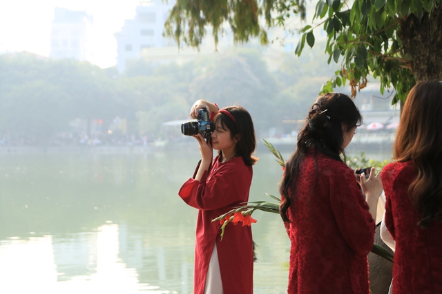 Hồ Gươm ngày đầu năm 2025: 1 mét vuông hàng chục "nàng thơ" diện áo dài chụp ảnh cực xinh xắn- Ảnh 15. Hồ Gươm ngày đầu năm 2025: 1 mét vuông hàng chục "nàng thơ" diện áo dài chụp ảnh cực xinh xắn- Ảnh 15.