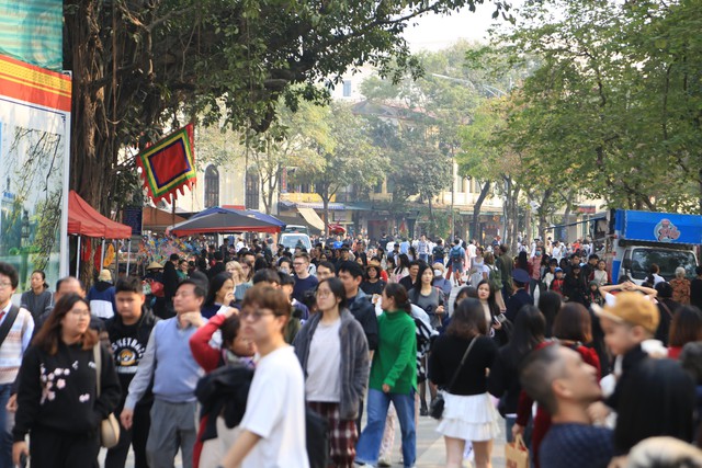 Hồ Gươm ngày đầu năm 2025: 1 mét vuông hàng chục "nàng thơ" diện áo dài chụp ảnh cực xinh xắn- Ảnh 2. Hồ Gươm ngày đầu năm 2025: 1 mét vuông hàng chục "nàng thơ" diện áo dài chụp ảnh cực xinh xắn- Ảnh 2.