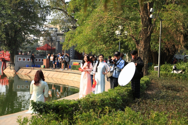 Hồ Gươm ngày đầu năm 2025: 1 mét vuông hàng chục "nàng thơ" diện áo dài chụp ảnh cực xinh xắn- Ảnh 6. Hồ Gươm ngày đầu năm 2025: 1 mét vuông hàng chục "nàng thơ" diện áo dài chụp ảnh cực xinh xắn- Ảnh 6.