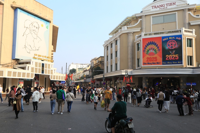 Hồ Gươm ngày đầu năm 2025: 1 mét vuông hàng chục "nàng thơ" diện áo dài chụp ảnh cực xinh xắn- Ảnh 1. Hồ Gươm ngày đầu năm 2025: 1 mét vuông hàng chục "nàng thơ" diện áo dài chụp ảnh cực xinh xắn- Ảnh 1.