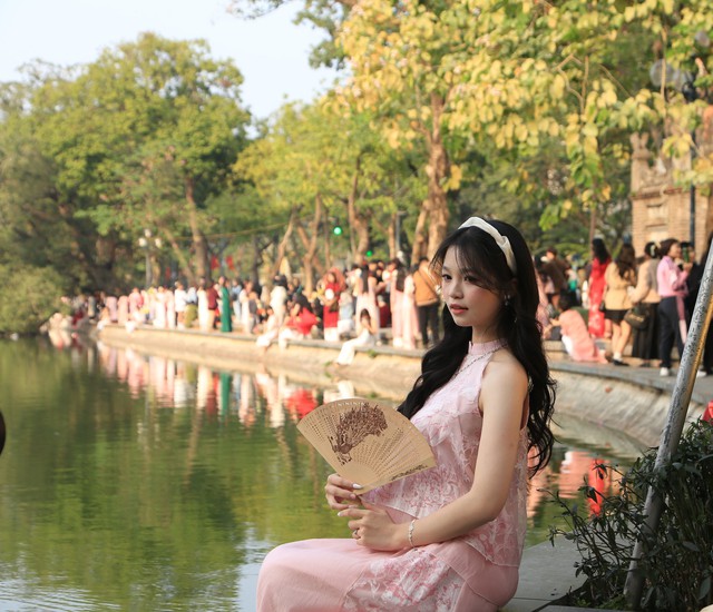 Hồ Gươm ngày đầu năm 2025: 1 mét vuông hàng chục "nàng thơ" diện áo dài chụp ảnh cực xinh xắn- Ảnh 14. Hồ Gươm ngày đầu năm 2025: 1 mét vuông hàng chục "nàng thơ" diện áo dài chụp ảnh cực xinh xắn- Ảnh 14.
