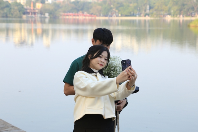 Hồ Gươm ngày đầu năm 2025: 1 mét vuông hàng chục "nàng thơ" diện áo dài chụp ảnh cực xinh xắn- Ảnh 18. Hồ Gươm ngày đầu năm 2025: 1 mét vuông hàng chục "nàng thơ" diện áo dài chụp ảnh cực xinh xắn- Ảnh 18.