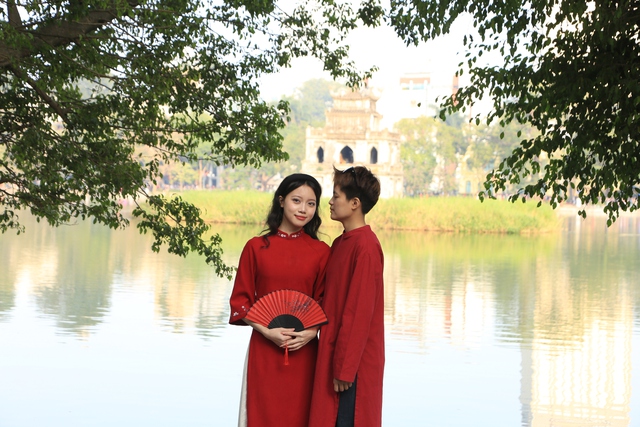 Hồ Gươm ngày đầu năm 2025: 1 mét vuông hàng chục "nàng thơ" diện áo dài chụp ảnh cực xinh xắn- Ảnh 16. Hồ Gươm ngày đầu năm 2025: 1 mét vuông hàng chục "nàng thơ" diện áo dài chụp ảnh cực xinh xắn- Ảnh 16.