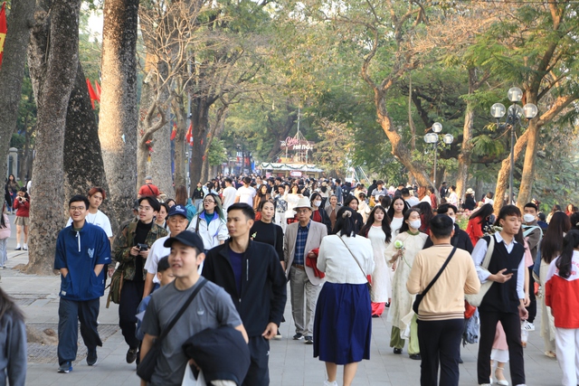 Hồ Gươm ngày đầu năm 2025: 1 mét vuông hàng chục "nàng thơ" diện áo dài chụp ảnh cực xinh xắn- Ảnh 19. Hồ Gươm ngày đầu năm 2025: 1 mét vuông hàng chục "nàng thơ" diện áo dài chụp ảnh cực xinh xắn- Ảnh 19.