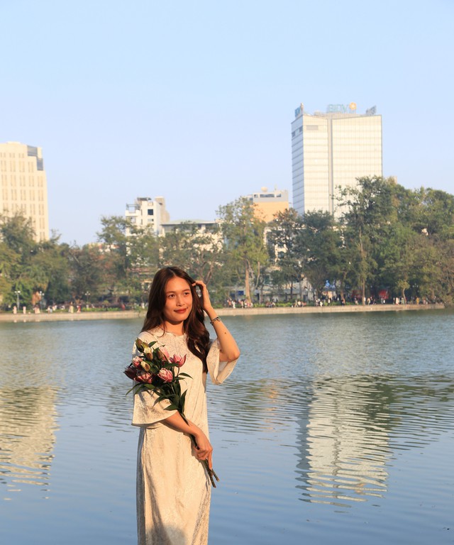 Hồ Gươm ngày đầu năm 2025: 1 mét vuông hàng chục "nàng thơ" diện áo dài chụp ảnh cực xinh xắn- Ảnh 9. Hồ Gươm ngày đầu năm 2025: 1 mét vuông hàng chục "nàng thơ" diện áo dài chụp ảnh cực xinh xắn- Ảnh 9.