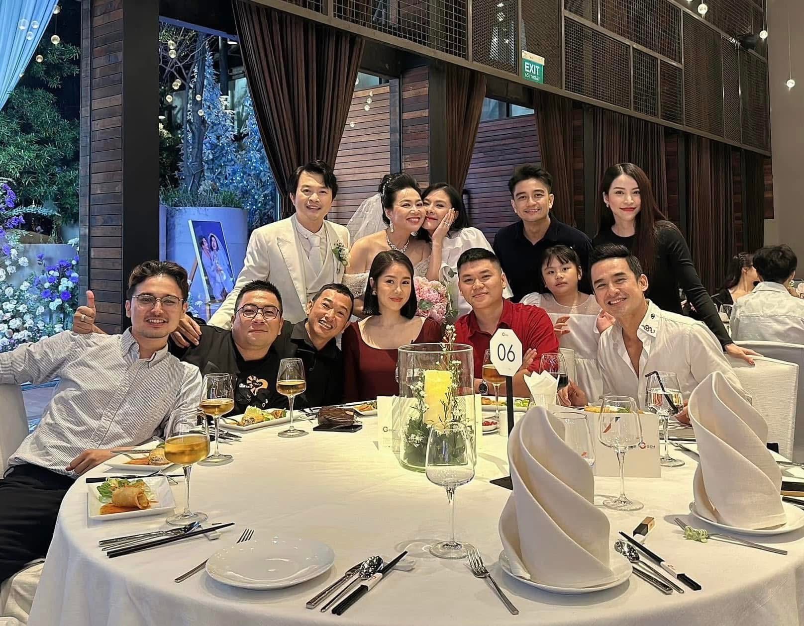 Cặp đôi Vbiz có màn cầu hôn Cặp đôi Vbiz có màn cầu hôn