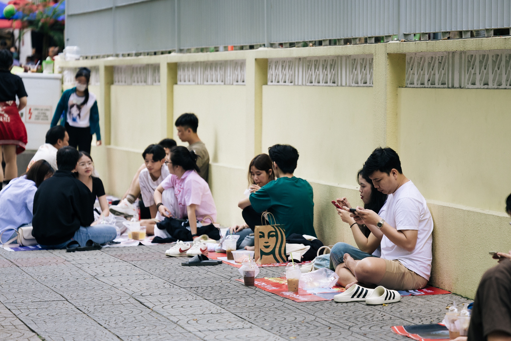 Ngắm TP. HCM ng&agrave;y đầu năm: &Aacute;o d&agrave;i phủ sắc khắp phố, giới trẻ tưng bừng 