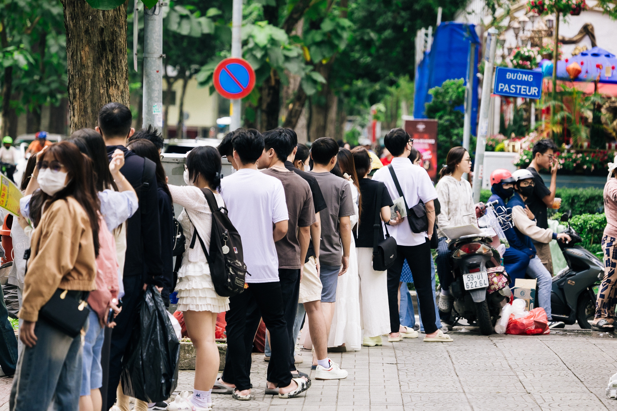 Ngắm TP. HCM ng&agrave;y đầu năm: &Aacute;o d&agrave;i phủ sắc khắp phố, giới trẻ tưng bừng 