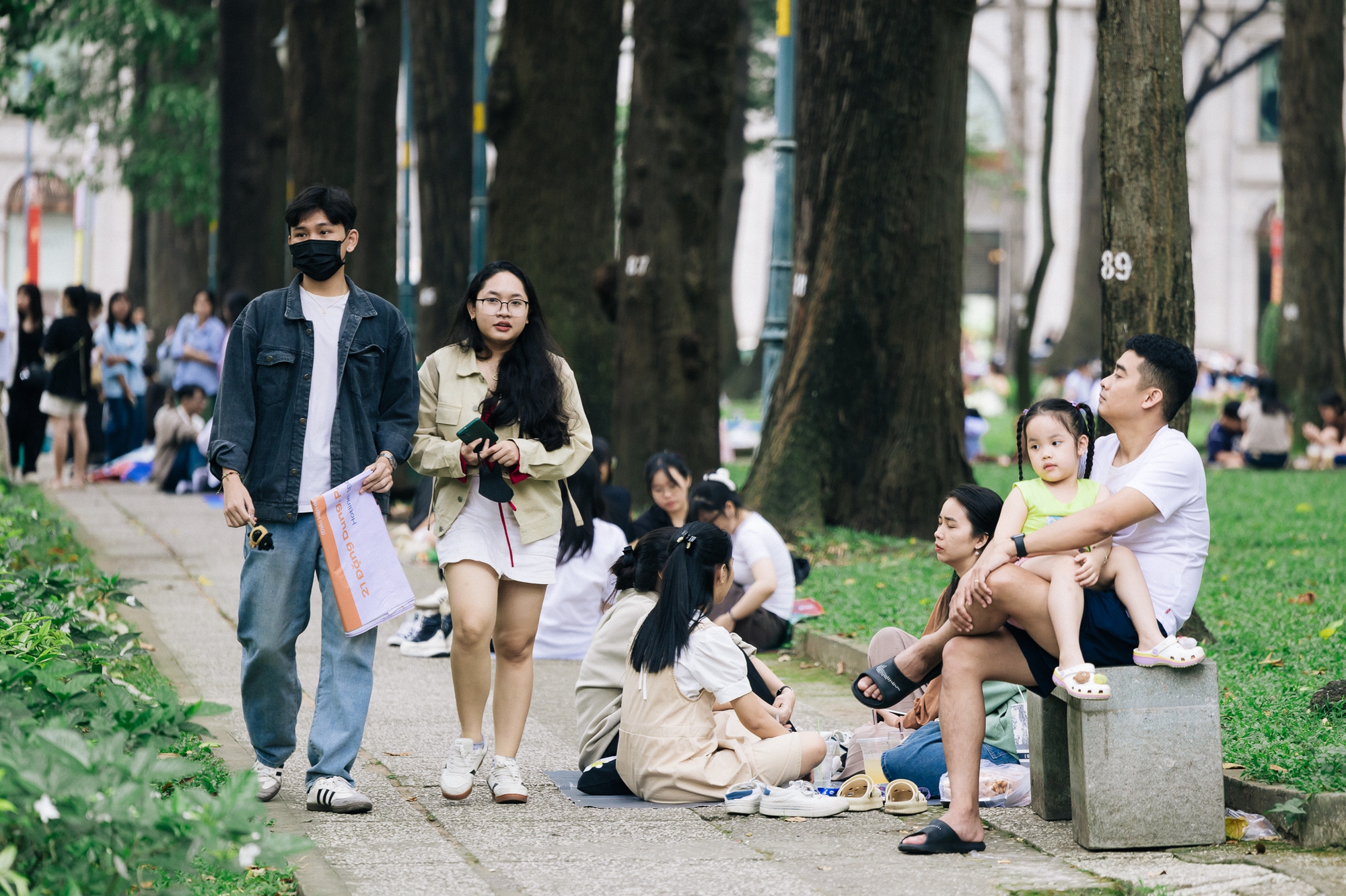 Ngắm TP. HCM ng&agrave;y đầu năm: &Aacute;o d&agrave;i phủ sắc khắp phố, giới trẻ tưng bừng 