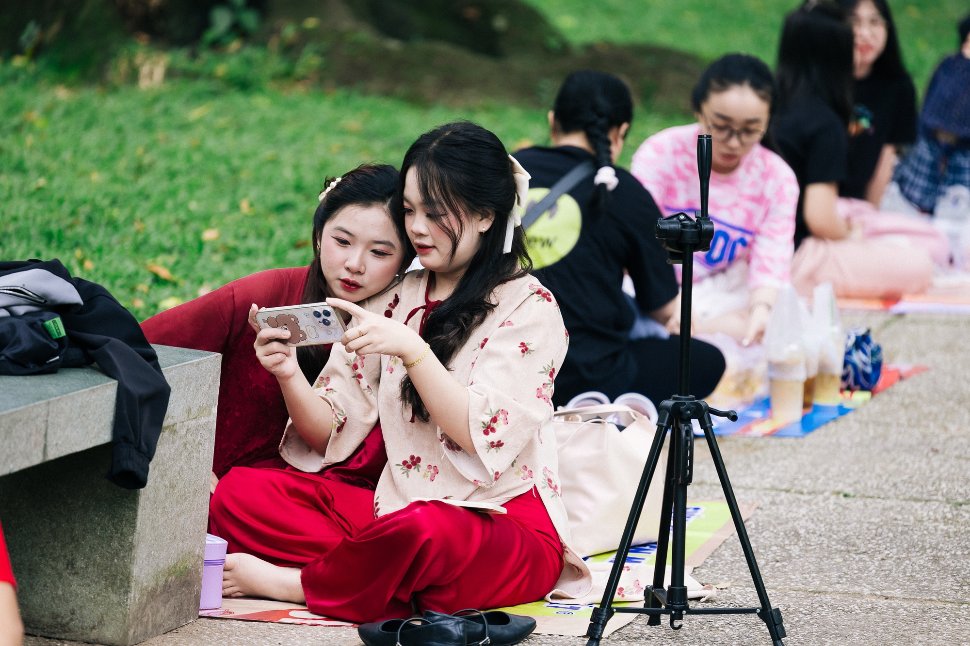 Ngắm TP. HCM ng&agrave;y đầu năm: &Aacute;o d&agrave;i phủ sắc khắp phố, giới trẻ tưng bừng 