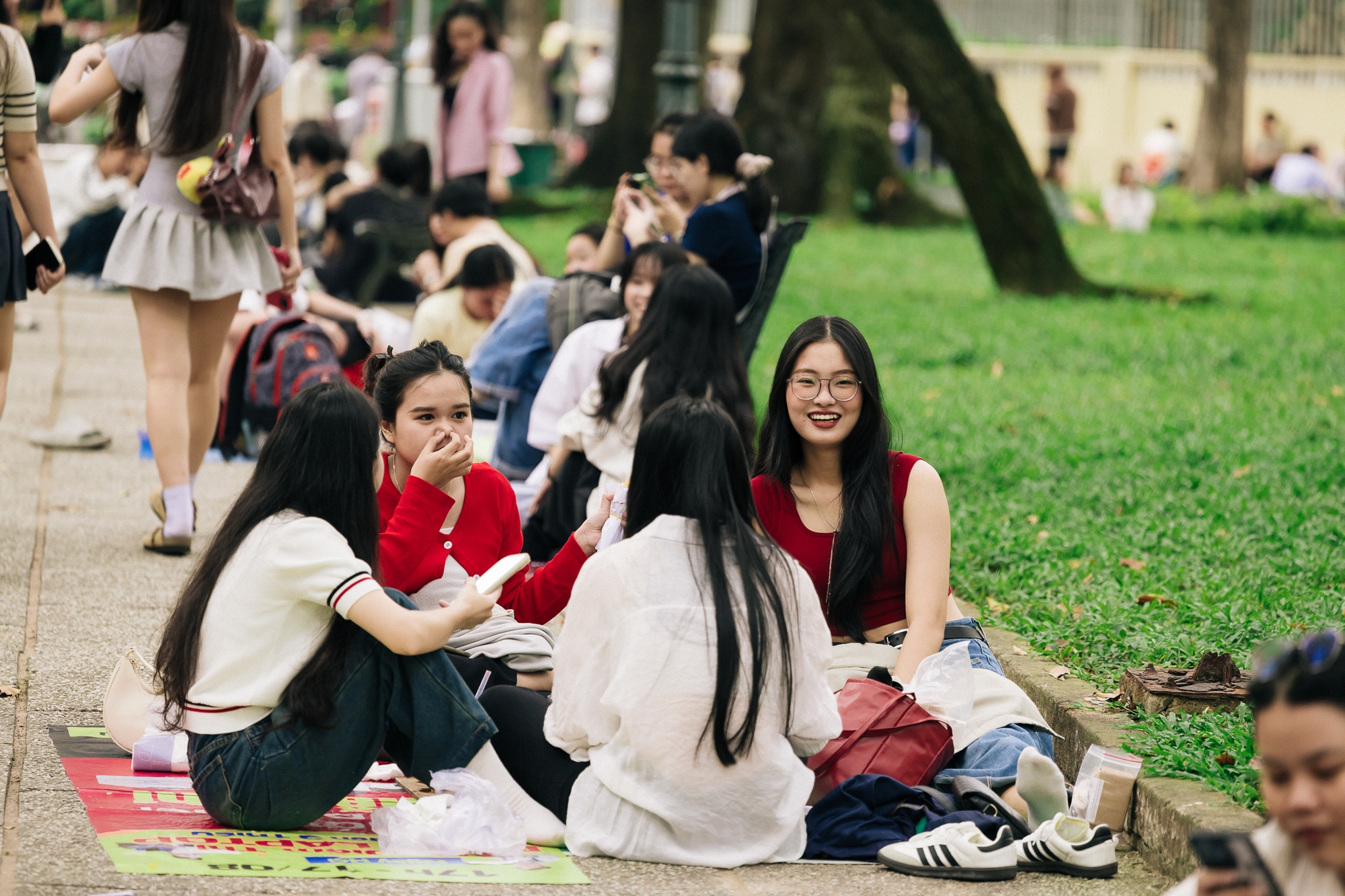 Ngắm TP. HCM ng&agrave;y đầu năm: &Aacute;o d&agrave;i phủ sắc khắp phố, giới trẻ tưng bừng 