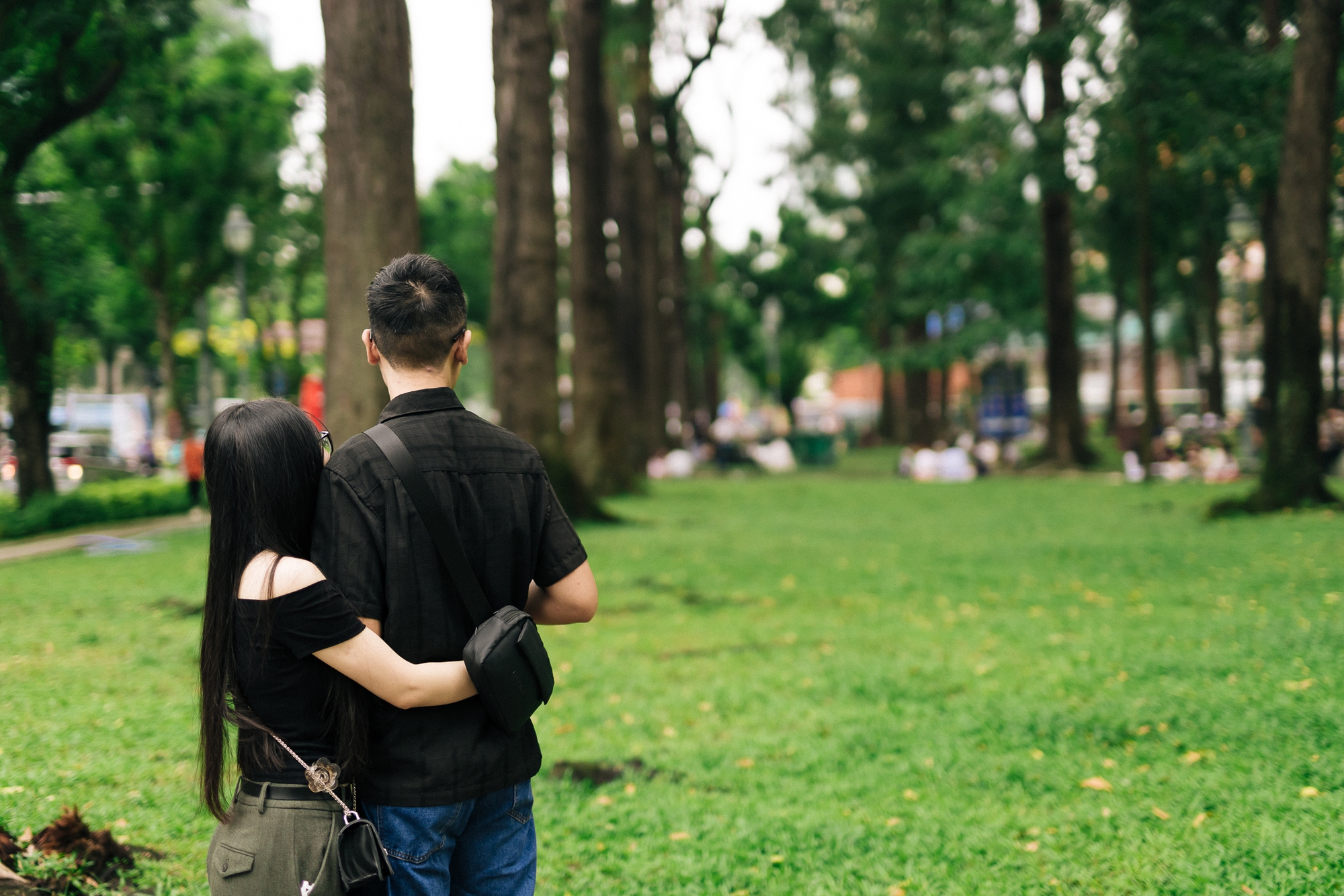 Ngắm TP. HCM ng&agrave;y đầu năm: &Aacute;o d&agrave;i phủ sắc khắp phố, giới trẻ tưng bừng 