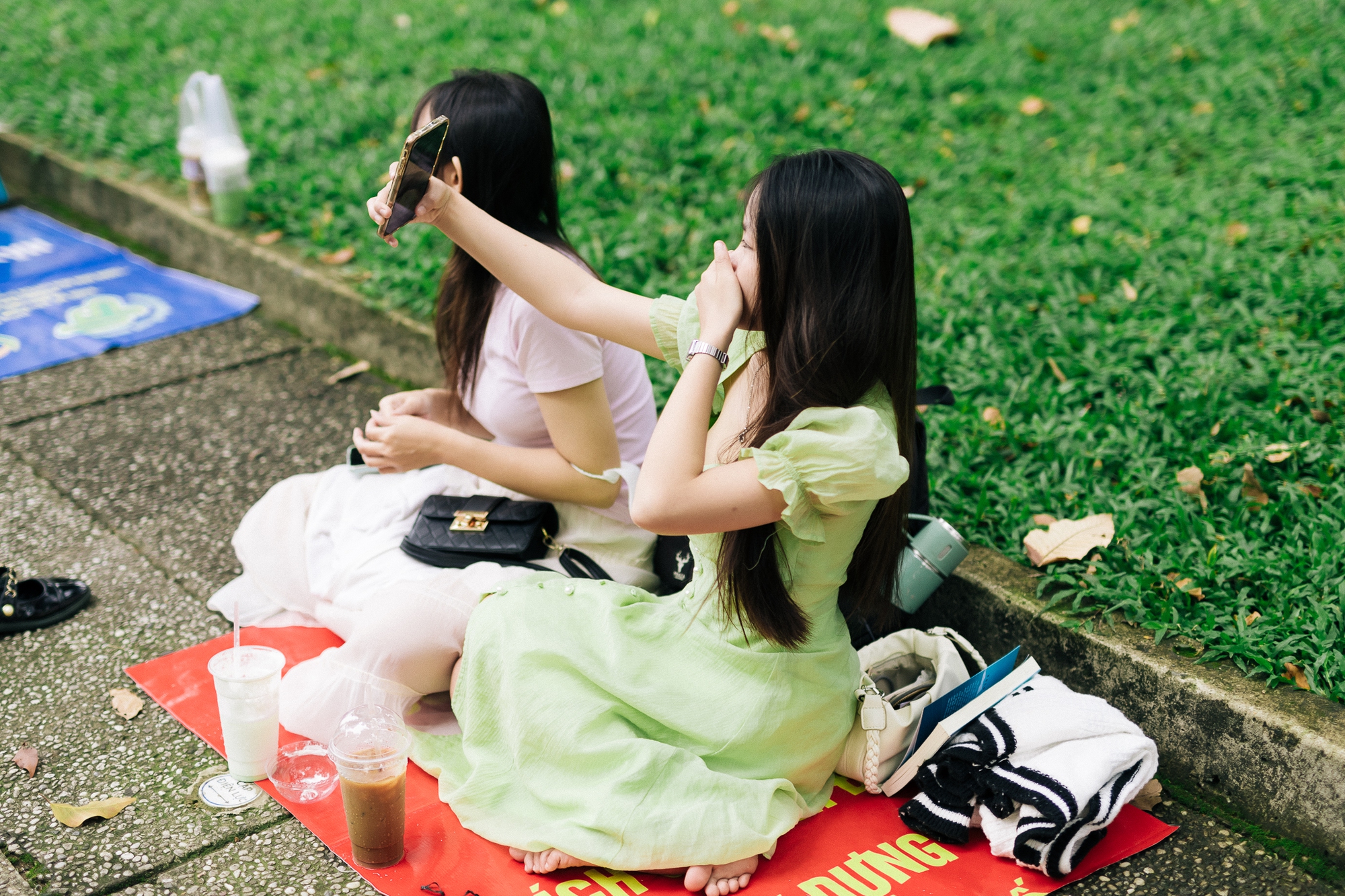 Ngắm TP. HCM ng&agrave;y đầu năm: &Aacute;o d&agrave;i phủ sắc khắp phố, giới trẻ tưng bừng 