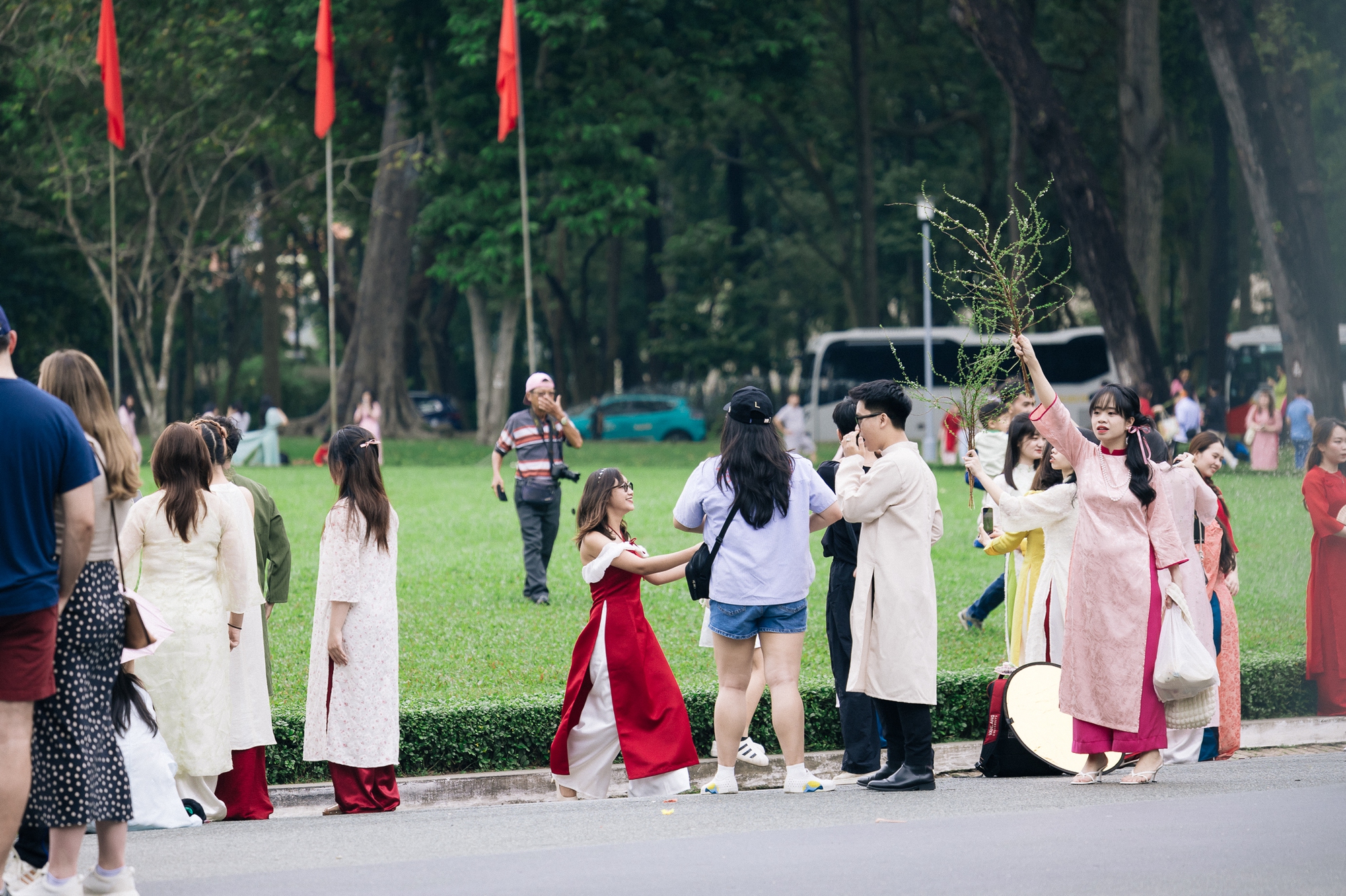 Ngắm TP. HCM ng&agrave;y đầu năm: &Aacute;o d&agrave;i phủ sắc khắp phố, giới trẻ tưng bừng 