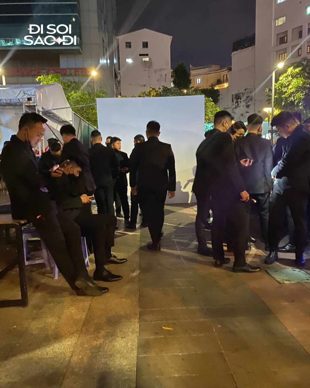 Số lượng vệ sĩ đông thế này mà Sơn Tùng vẫn gặp tình huống cực kì nguy hiểm!- Ảnh 2.