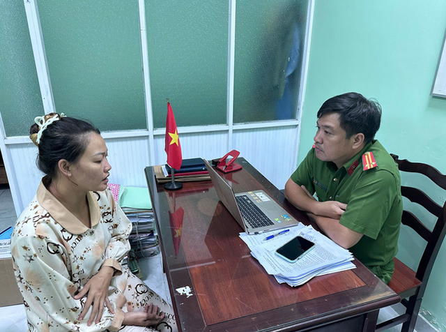 Đối tượng đ&aacute;nh g&atilde;y mũi nh&acirc;n vi&ecirc;n g&aacute;c t&agrave;u n&oacute;i l&yacute; do v&igrave; n&oacute;ng giận, kh&ocirc;ng kiềm chế được- Ảnh 1.