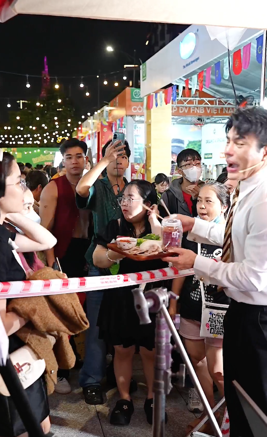 Livestream bán hàng nhưng Lê Dương Bảo Lâm mang đến trải nghiệm cực thú vị cho khán giả có mặt tại City Tết Fest- Ảnh 8. Livestream bán hàng nhưng Lê Dương Bảo Lâm mang đến trải nghiệm cực thú vị cho khán giả có mặt tại City Tết Fest- Ảnh 8.