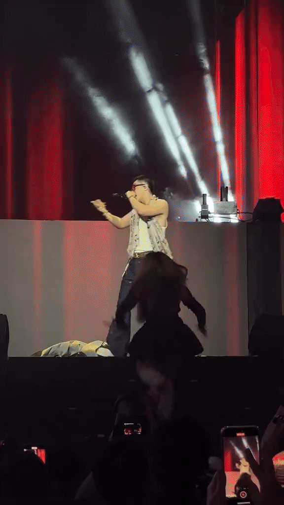 Số lượng vệ sĩ đông thế này mà Sơn Tùng vẫn gặp tình huống cực kì nguy hiểm!- Ảnh 3.