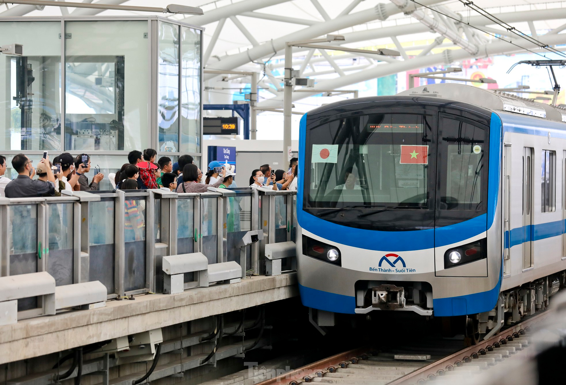 Từ ngày 2/1/2025, cách đi metro số 1 có thay đổi, người dân cần lưu ý!- Ảnh 1. Từ ngày 2/1/2025, cách đi metro số 1 có thay đổi, người dân cần lưu ý!- Ảnh 1.