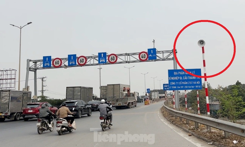 Chủ xe đi tr&ecirc;n cầu Thanh Tr&igrave; bất ngờ với tiếng loa &lsquo;&aacute;t&rsquo; tiếng c&ograve;i xe- Ảnh 1.