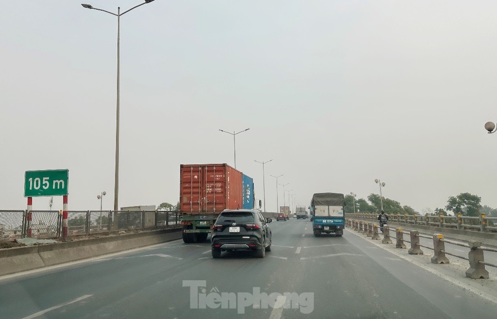 Chủ xe đi tr&ecirc;n cầu Thanh Tr&igrave; bất ngờ với tiếng loa &lsquo;&aacute;t&rsquo; tiếng c&ograve;i xe- Ảnh 6.