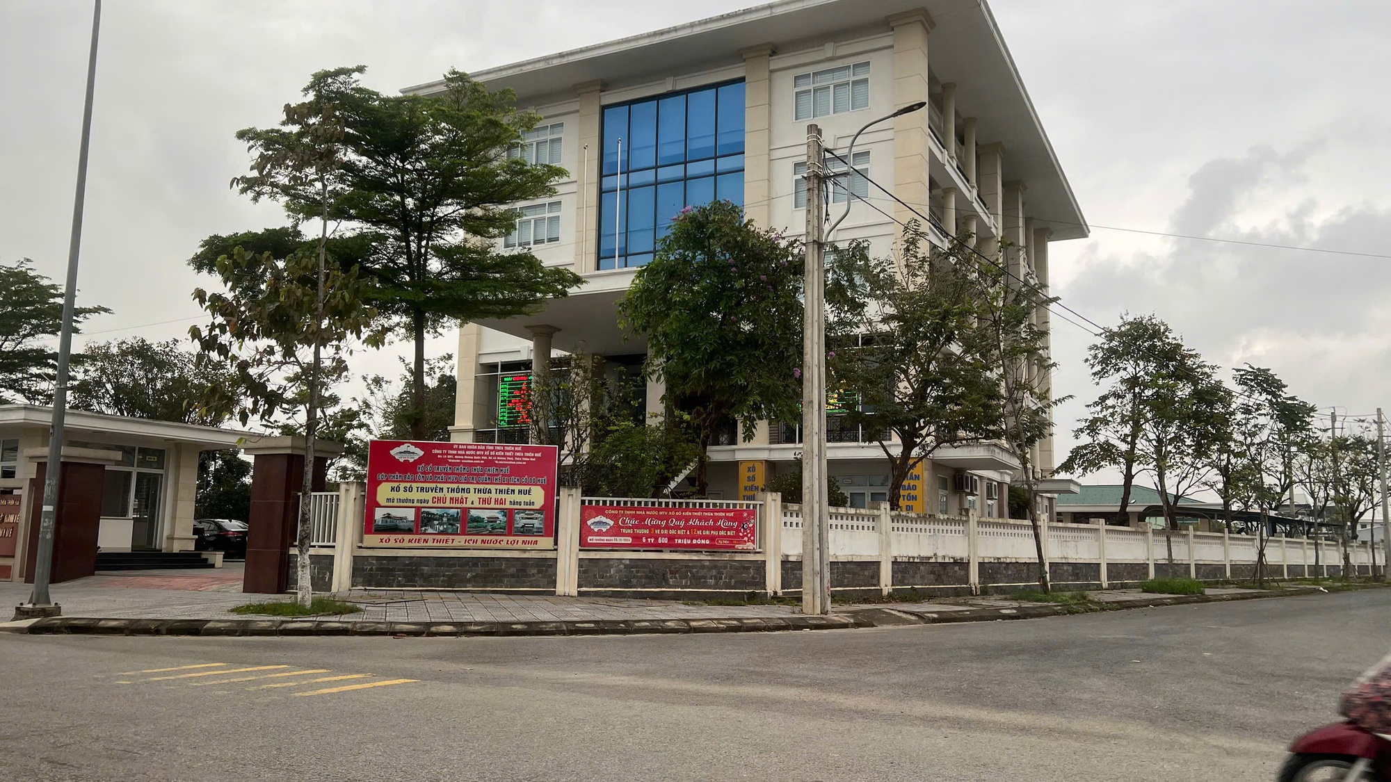 Vụ kiện đ&ograve;i 2 tỉ đồng tr&uacute;ng v&eacute; số: Động th&aacute;i bất ngờ của C&ocirc;ng ty xổ số Huế- Ảnh 1.