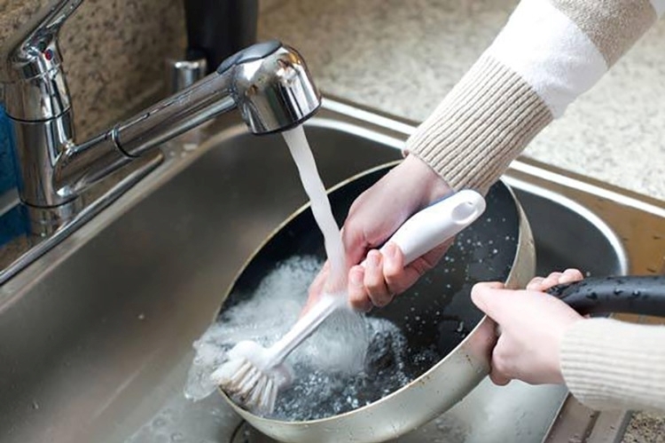 Vì sao không nên rửa chảo dầu mỡ bằng nước nóng- Ảnh 1.